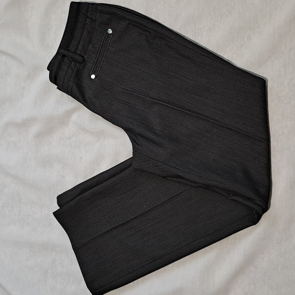 Larry Levine Straight Leg Stretch Dress Pant. Womans Size 6 Petite.